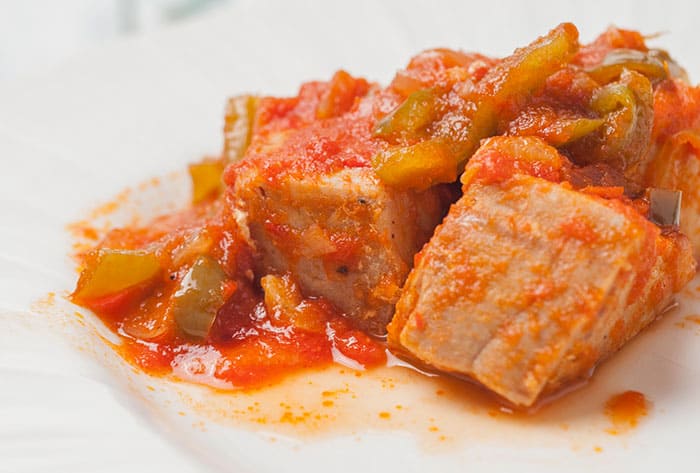  recipe of tuna with tomato sauce and peppers 